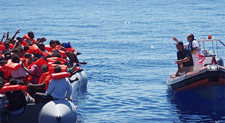 Continúan maniobras para rescatar miles de migrantes en Mediterráneo